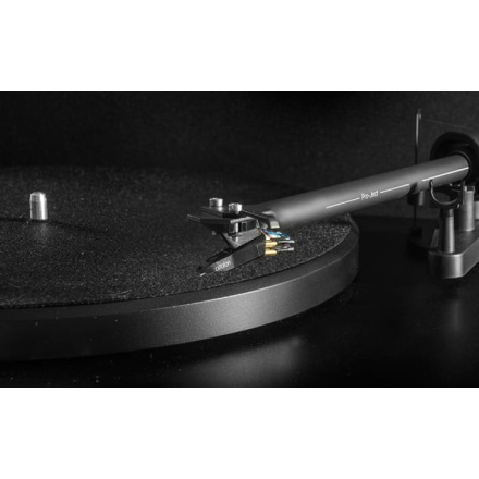 Pro-Ject Debut III DC Piano OM5 gramofon 08-1-1061