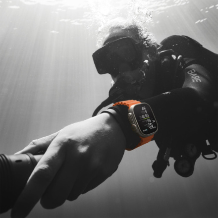 Apple Watch Ultra 2 49mm titanové pouzdro s bílým oceánským řemínkem MREJ3CS/A